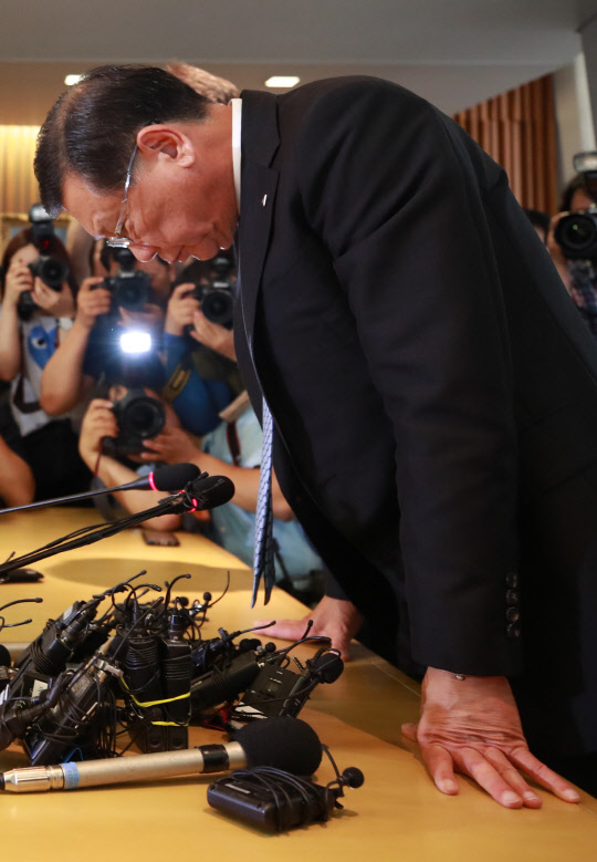 박삼구 금호아시아나그룹 회장이 4일 서울 금호아시아나 광화문 사옥에서 기자회견을 열고 최근 논란이 된 '기내식 대란'과 관련해 입장을 밝힌 뒤 고개숙여 인사하고 있다.  연합뉴스